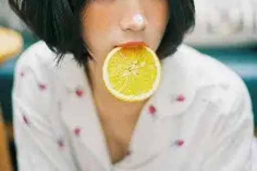娱乐圈大瓜连环炸：黑眼圈男星疑隐瞒二胎冷巴豪车代言照常走花路